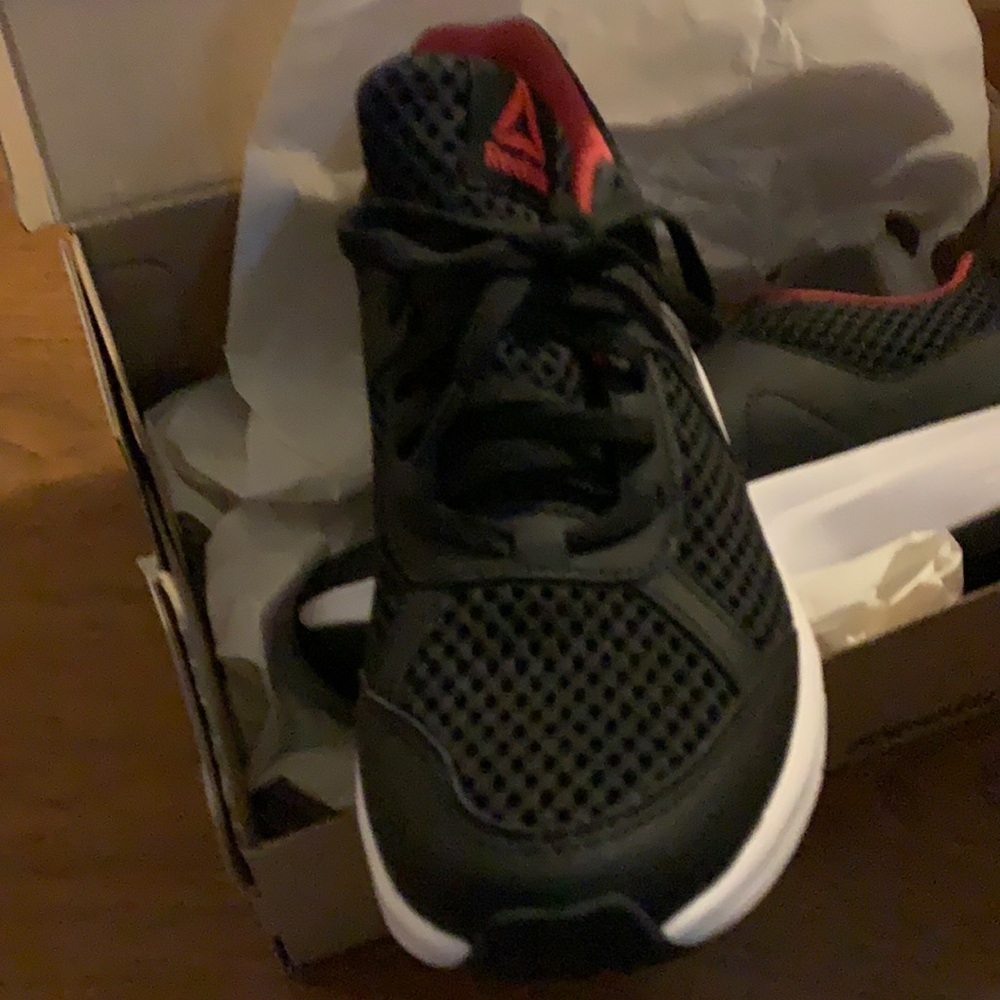 NWT Reebok Boys Size 4 Endless Road Sneakers.